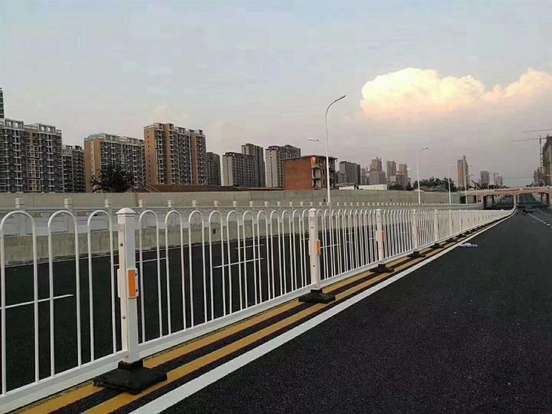 市政护栏:守护城市安全的坚固防线